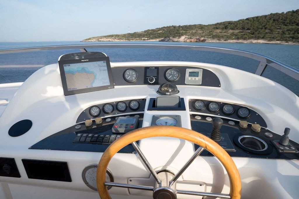 ESTIA ZEUS - Boat Images
