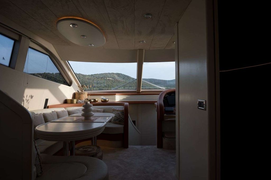 ESTIA ZEUS - Boat Images