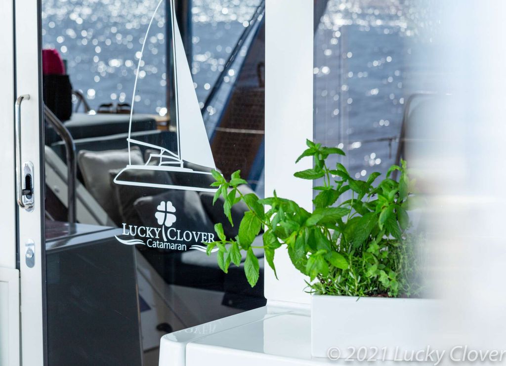 LUCKY CLOVER - Boat Images