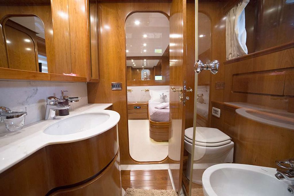 AMORAKI - Boat Images