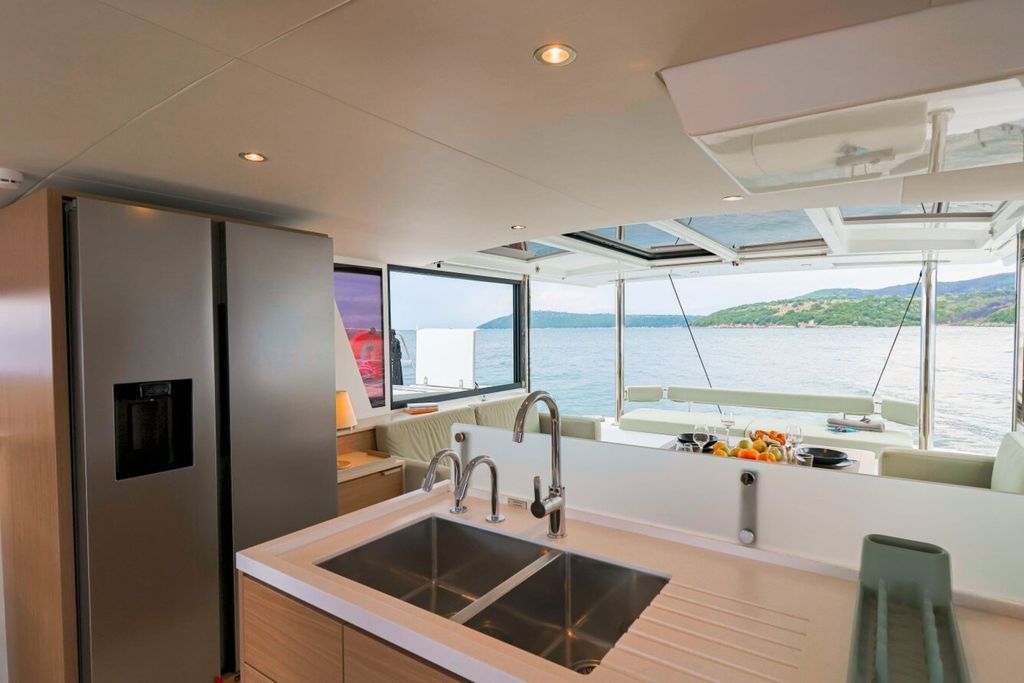 DREAM ON - Boat Images