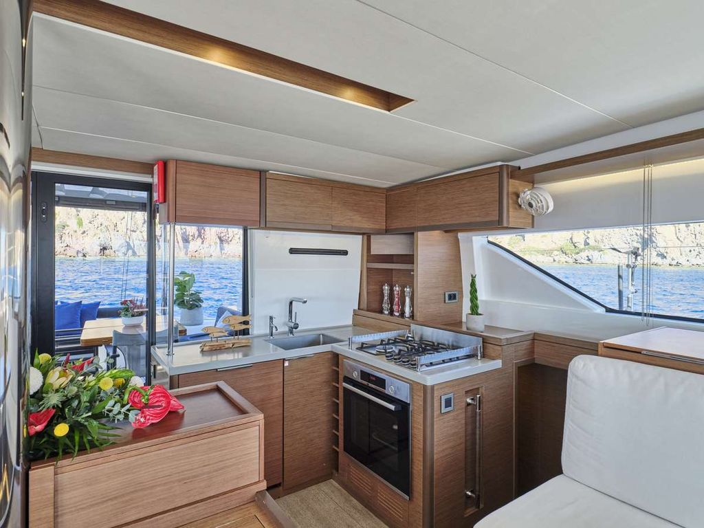 ANDARE AVANTI - Boat Images