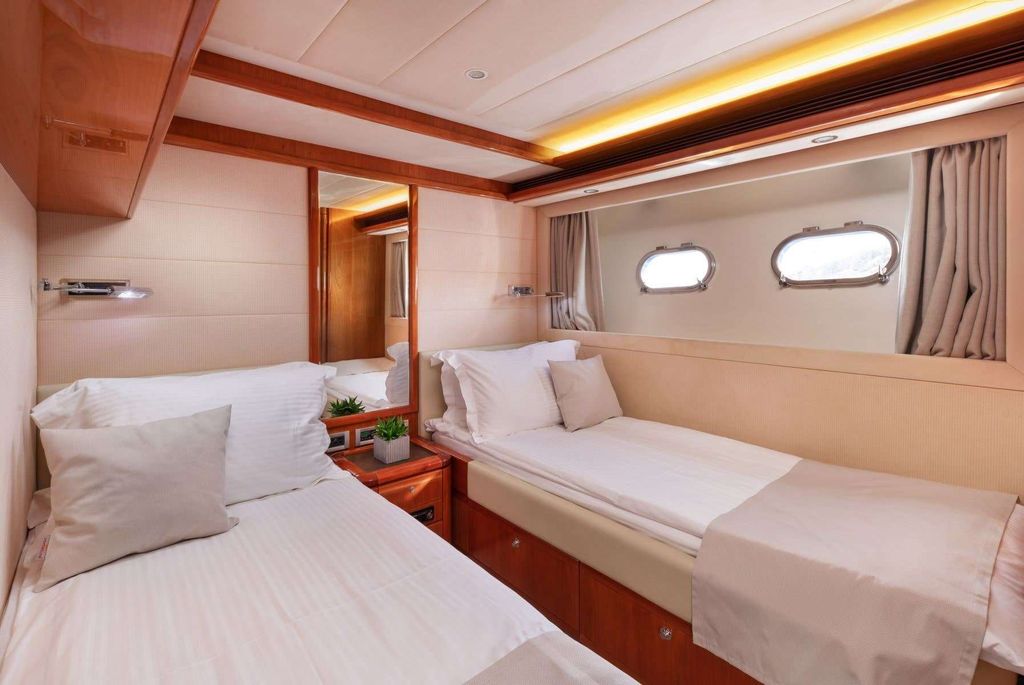 ANNOUKA - Boat Images