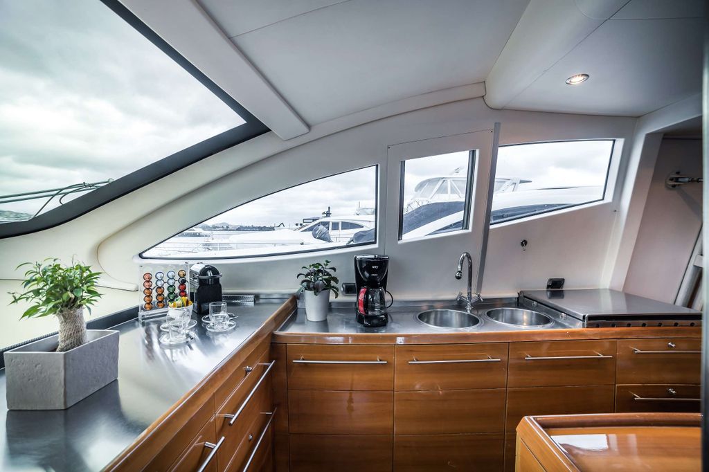 SUMMER THERAPY - Boat Images