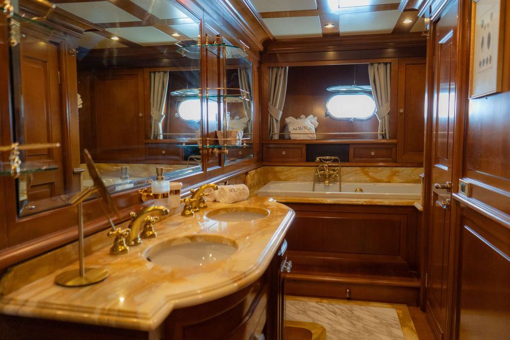 AQUILA - Boat Images
