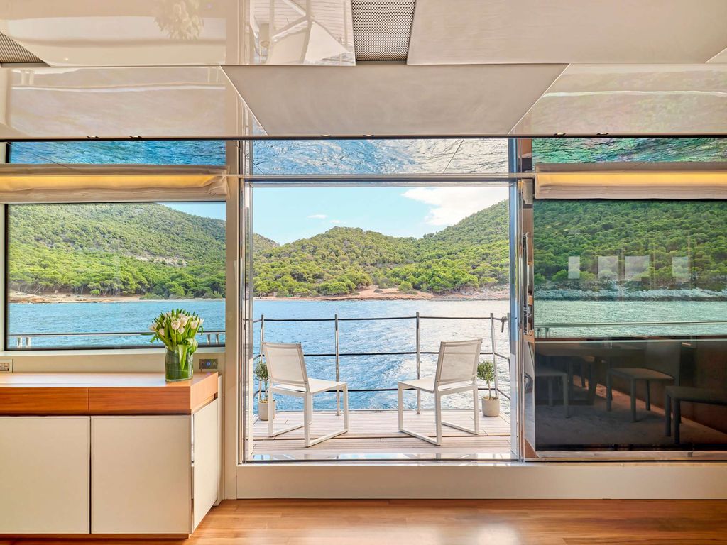 GOLDEN YACHT - Boat Images