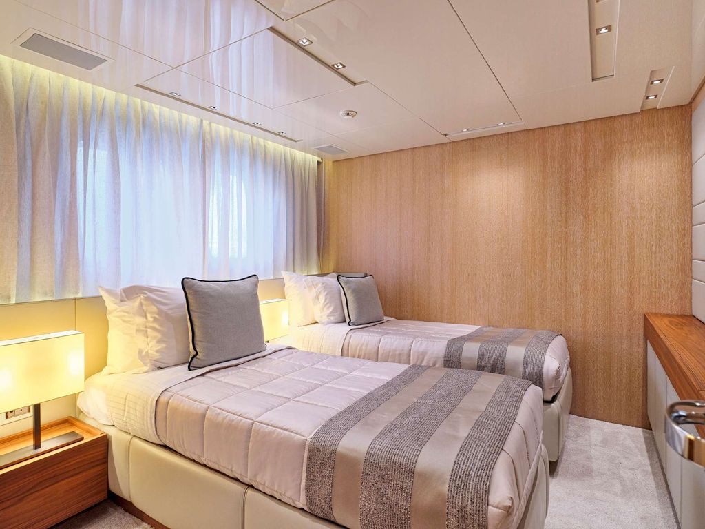 GOLDEN YACHT - Boat Images