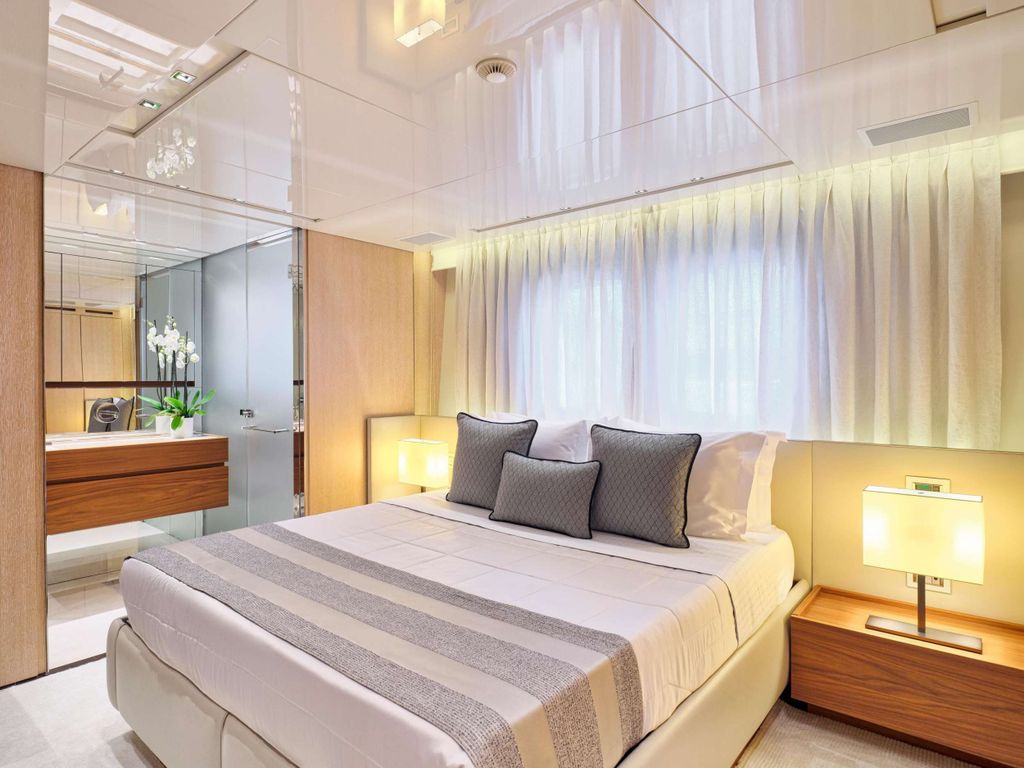 GOLDEN YACHT - Boat Images