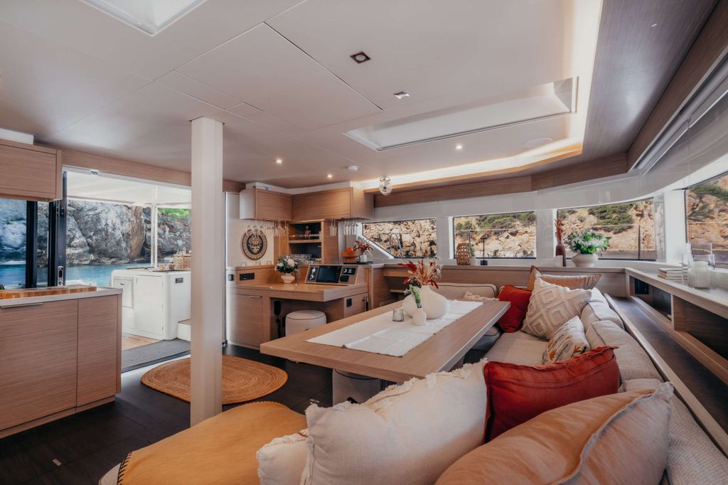 ALMOSTA ROAD - Boat Images