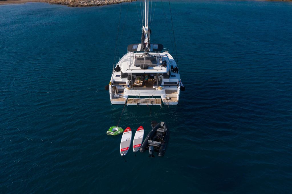 NOMAD II - Boat Images