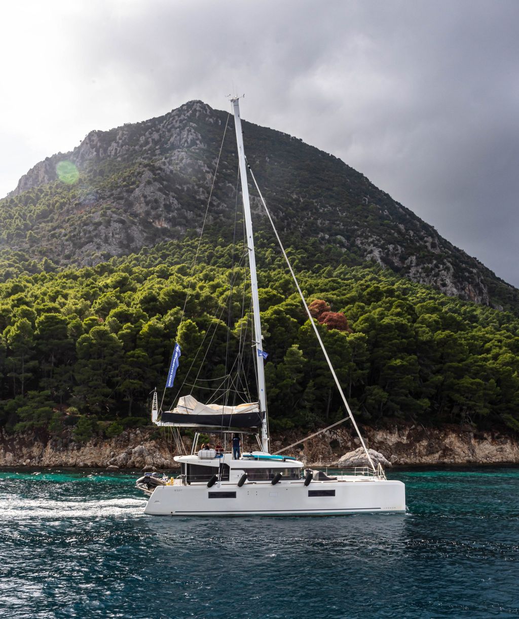 Blue Velvet – Lagoon 52F - Boat Images