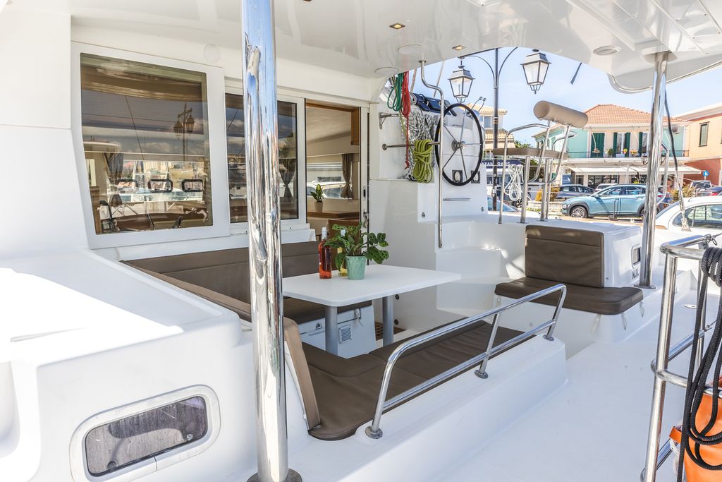 Deep Blue – Lagoon 39 - Boat Images