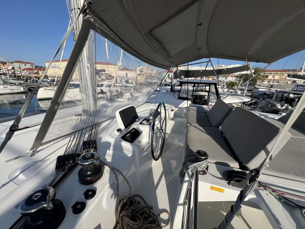 Dos Hermanos – Lagoon 46 - Boat Images